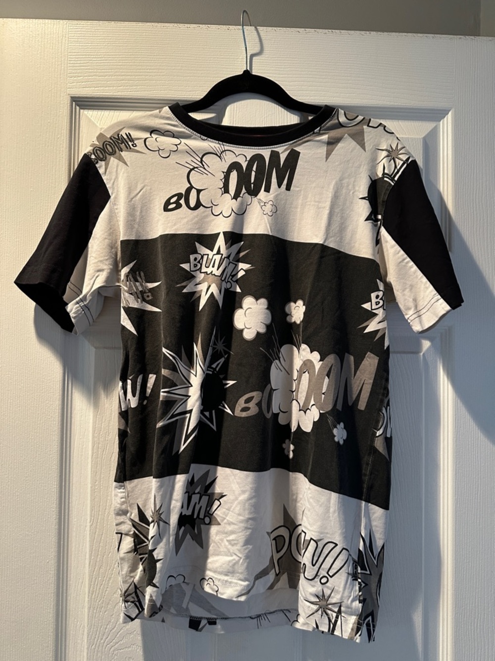 New Graphic Comic Strip Tee in Black and White-smoke & pet free home